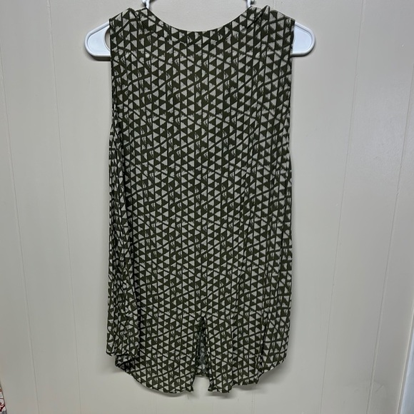 Denver Hayes Green and White Sleeveless Tank Top - Picture 4 of 9